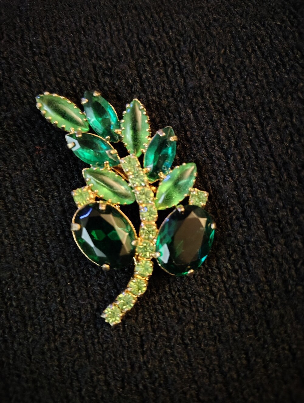 Vtg. Emerald Green/ Peridot Leaf Rhinestone Brooch by D&E Juliana Collection
